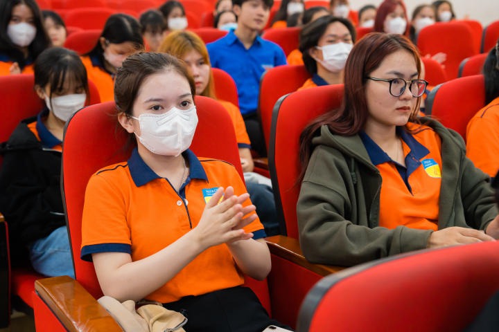 Sinh viên HUTECH sôi nổi tìm hiểu “Tác hại của thuốc lá và thuốc lá thế hệ mới đối với sức khoẻ của thanh thiếu niên” 115