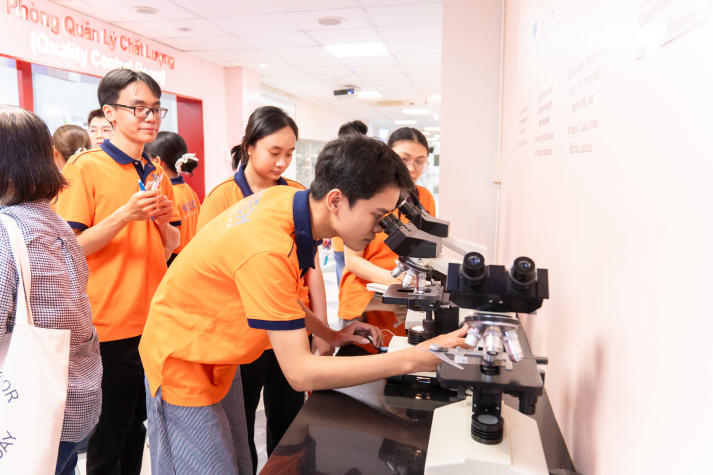 Sinh viên Công nghệ sinh học khám phá “hệ sinh thái lợi khuẩn” hiện đại tại Nhà máy Yakult Việt Nam 85