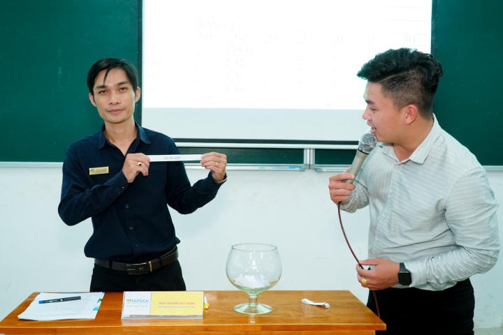 Thầy Nguyễn Duy Thịnh tiến hành bốc thăm cho giải thể thao tân sinh viên sắp tới