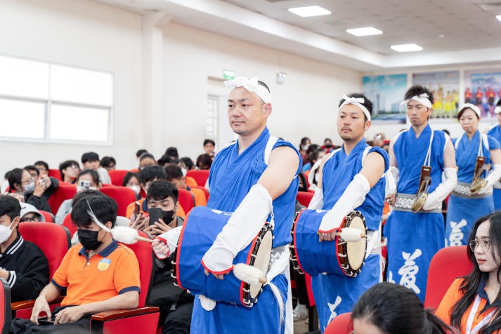[Video] Sinh viên Khoa Nhật Bản học HUTECH thưởng thức nghệ thuật múa truyền thống Jang Gara 115