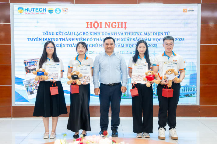 Lễ tổng kết Câu lạc bộ Kinh doanh & Thương mại điện tử: Tri ân để tiếp nối, kế thừa để bứt phá 49