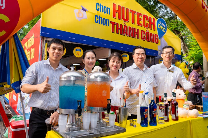 [Video] “Đội quân áo đỏ” HUTECH đồng hành cùng thí sinh lựa chọn nguyện vọng xét tuyển đại học 2024 101