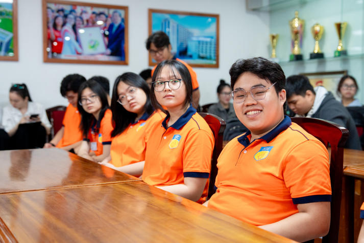 HUTECH trao học bổng “Dám ước mơ - Chạm thành công”, tiếp sức sinh viên vươn lên năm học 2025-2026 225