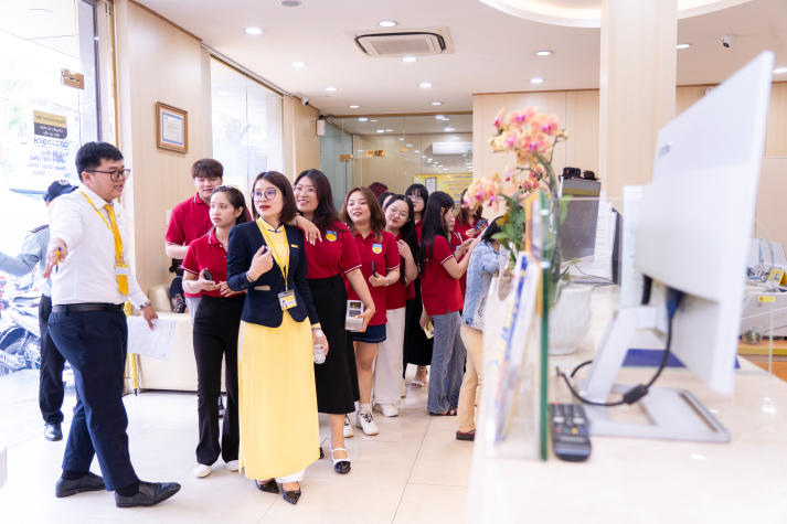 Trải nghiệm thực tế tại Nam A Bank, sinh viên Khoa Luật mở rộng góc nhìn về ngân hàng số 82