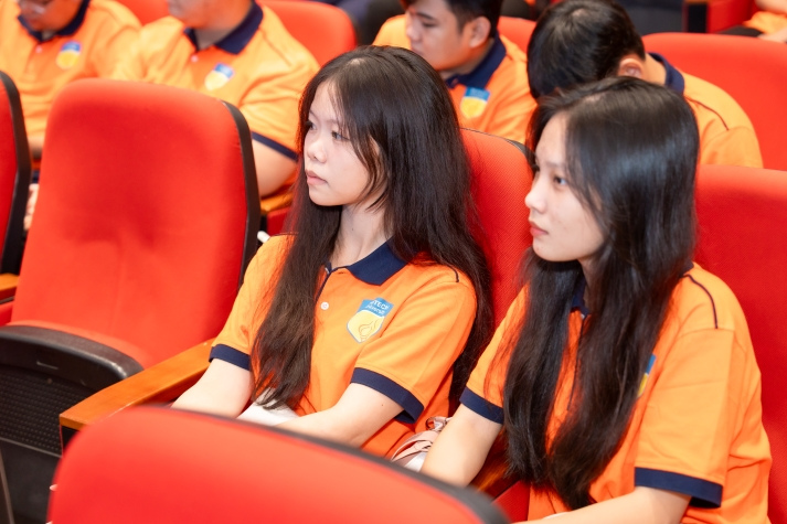 TÂN SINH VIÊN KHÓA 2025 CHÍNH THỨC BƯỚC VÀO HÀNH TRÌNH KHỞI ĐẦU CỦA NHỮNG ƯỚC MƠ 91