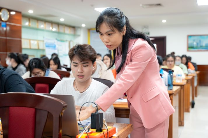 Ngành Dược thời AI: Sinh viên HUTECH “bắt sóng” xu hướng nghiên cứu khoa học và R&D hiện đại 76