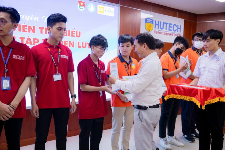 Viện Kỹ thuật HUTECH tuyên dương 187 sinh viên tiêu biểu HKI năm học 2022 - 2023 59