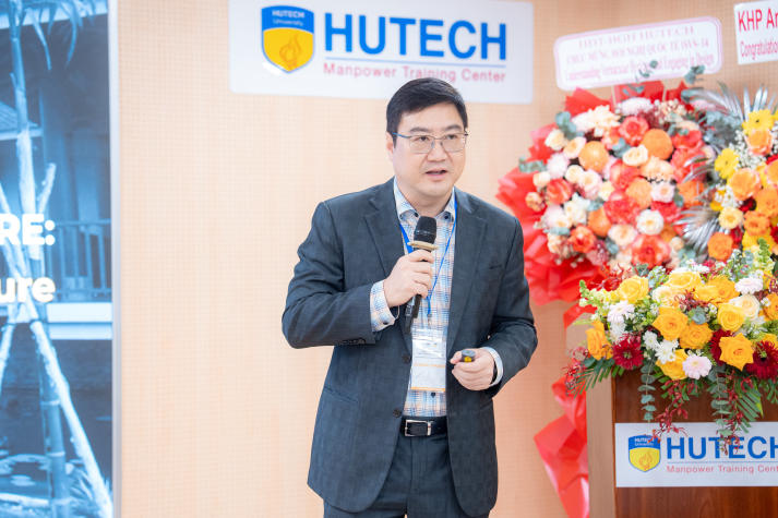 Chạm đến tri thức toàn cầu từ những diễn đàn học thuật không biên giới tại HUTECH 59