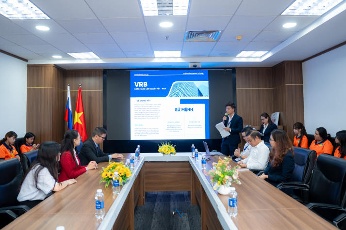 Bước vào “hậu trường” ngân hàng: Sinh viên Khoa Tài chính - Thương mại học nghề tại VRB 27