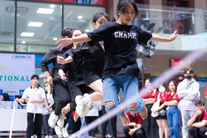 Sinh viên rủ nhau “vi vu” xứ sở kim chi ngay tại HUTECH trong Lễ hội Văn hóa Hàn Quốc 2023 111