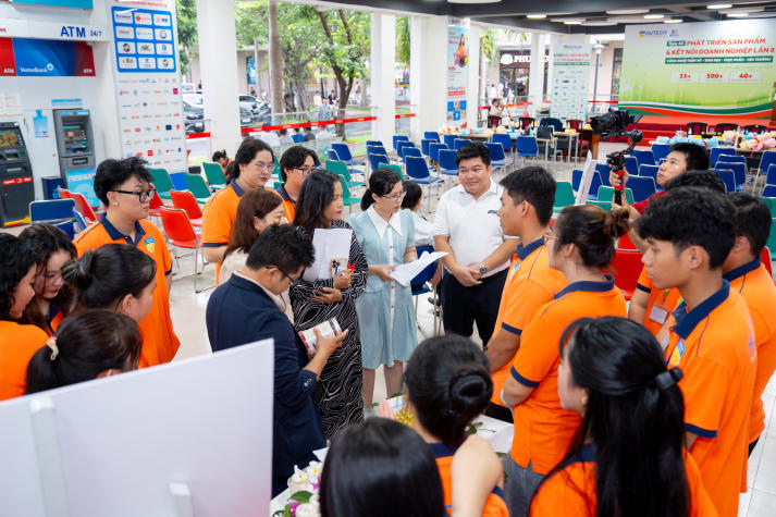 [Video] Sinh viên Viện Khoa học Ứng dụng trình làng dự án, săn việc tại Ngày hội kết nối doanh nghiệp 2025 104