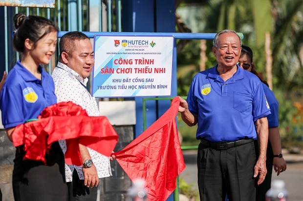 Mùa hè xanh HUTECH 2022: Mặt trận TP.HCM khánh thành sân chơi & tổ chức Ngày hội thiếu nhi tại xã Phú Xuân 55