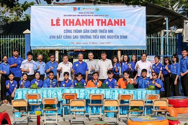 Mùa hè xanh HUTECH 2022: Mặt trận TP.HCM khánh thành sân chơi & tổ chức Ngày hội thiếu nhi tại xã Phú Xuân 10