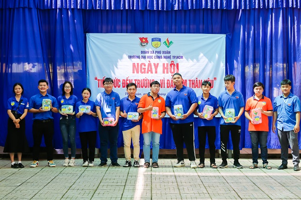 Mùa hè xanh HUTECH 2022: Mặt trận TP.HCM khánh thành sân chơi & tổ chức Ngày hội thiếu nhi tại xã Phú Xuân 134