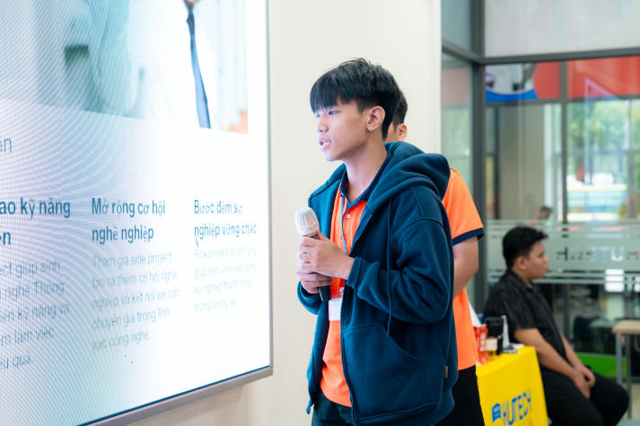 Sinh viên Khoa Công nghệ thông tin khám phá ứng dụng AI trên laptop ASUS thế hệ mới 64