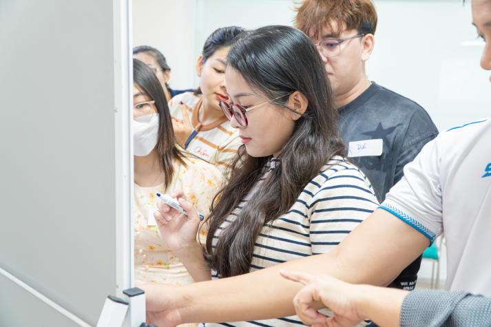 Khép lại chuỗi tập huấn dành cho Cán bộ - Giảng viên - Nhân viên HUTECH bằng hoạt động thiết kế poster ấn tượng 124