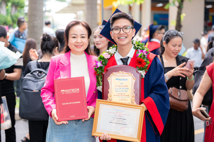HUTECH vinh danh những gương mặt xuất sắc trong học tập và rèn luyện tại Lễ trao bằng tốt nghiệp 122