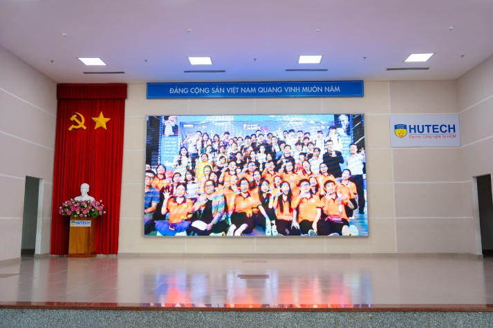 Sinh viên Quan hệ công chúng trình làng các video phóng sự và tỏa sáng tại Đêm tiệc "Dạ Huyền" 49