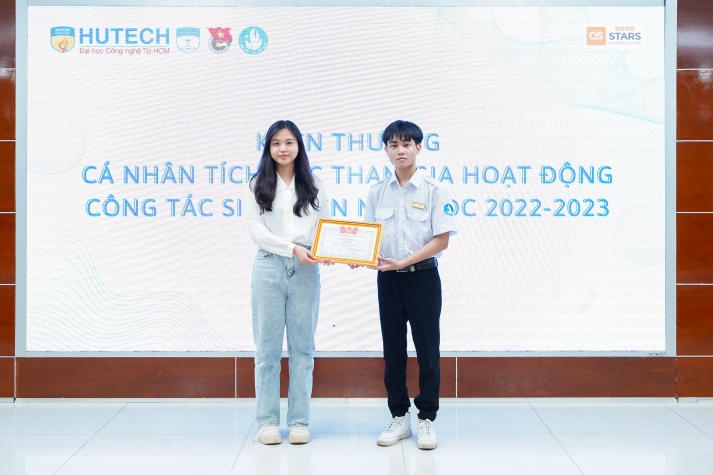 ​Khoa Dược HUTECH tổng kết và phát động phong trào sinh viên năm học 2023-2024 với nhiều kỳ vọng bứt phá 98