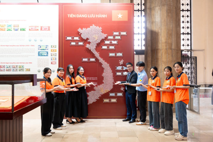 Sinh viên Khoa Tài chính - Thương mại khám phá hành trình phát triển của dòng tiền tại Ngân hàng Nhà nước Việt Nam 75