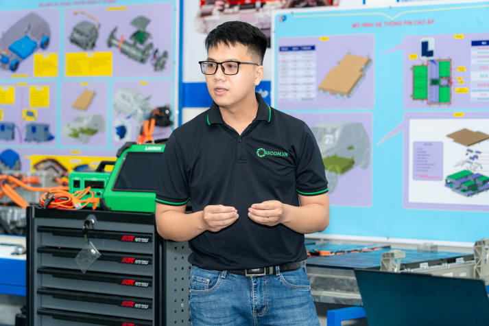 Sinh viên Viện Kỹ thuật cập nhật công nghệ chẩn đoán ô tô điện với thiết bị Launch X431 23