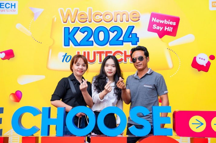 [Video] Đông đảo thí sinh, phụ huynh đến HUTECH nhập học từ tờ mờ sáng ngày đầu tiên 87