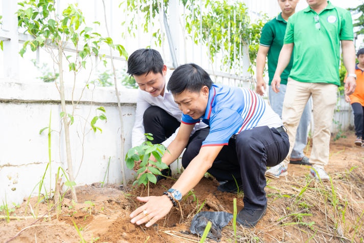 Sinh viên Viện Khoa học Ứng dụng tạo mảng xanh cho khuôn viên Hitech Park Campus 51