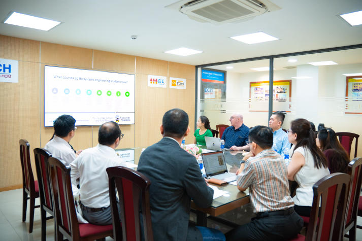 HUTECH làm việc với University of Manitoba về định hướng hợp tác học thuật, nghiên cứu công nghệ sinh học và môi trường 12