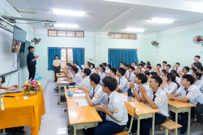 Sinh viên Tâm lý học lan tỏa thông điệp sức khỏe tinh thần đến học sinh THPT Tân Túc 30