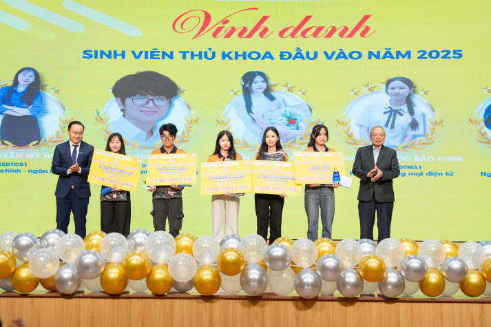 Tân sinh viên Khoa Tài chính - Thương mại khởi đầu hành trình “Sáng tạo - Kết nối - Vươn xa” tại HUTECH 77