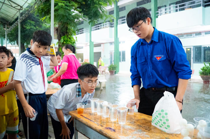 “Trăng trao yêu thương” của Khoa QTDL-NH-KS gửi 200 phần quà, thắp sáng niềm vui tuổi thơ 39