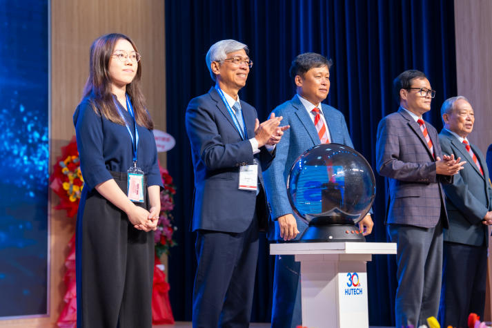 [Video] 10 dấu ấn HUTECH 2025: Khẳng định tầm vóc - Vững bước tương lai 214