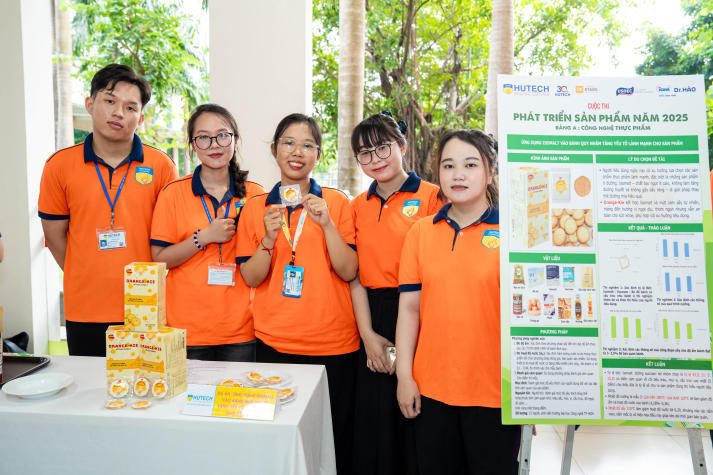 [Video] Sinh viên Viện Khoa học Ứng dụng trình làng dự án, săn việc tại Ngày hội kết nối doanh nghiệp 2025 40