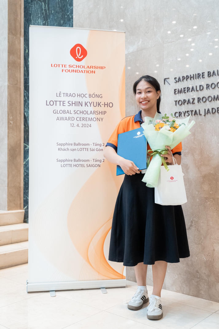 Three HUTECH students awarded the 400 USD scholarships for each by LOTTE Group 47