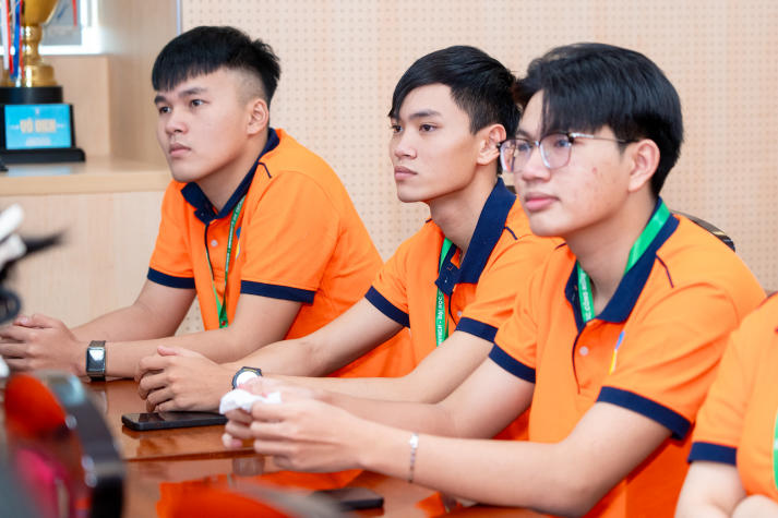 Tân sinh viên Thú y làm quen với những nguyên tắc an toàn trong phòng thí nghiệm 49