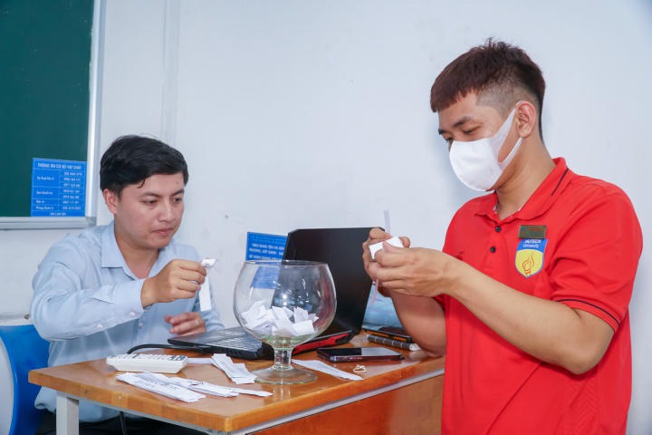 Các bạn sinh viên hào hứng nghe quy chế cuộc thi HUTECH 4