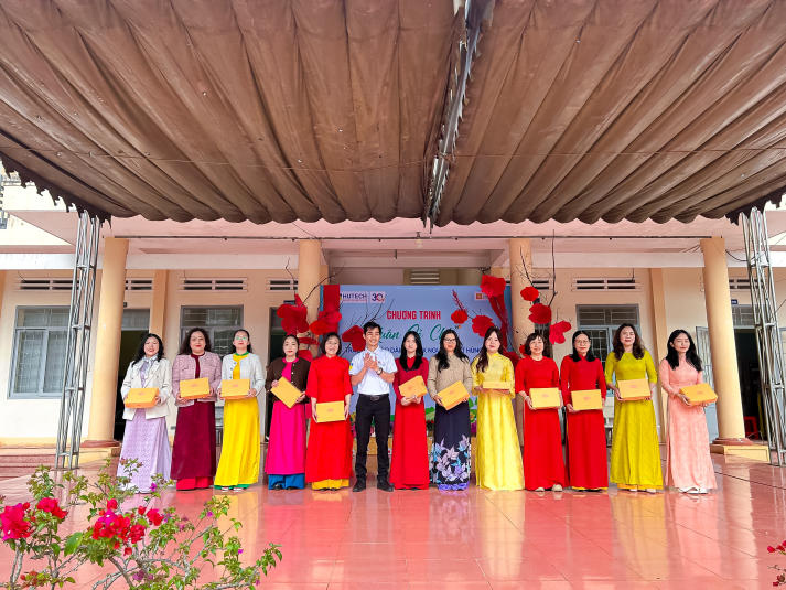 Mang hơi ấm mùa xuân đến học đường: HUTECH tổ chức Xuân sẻ chia 2026 tại Đắk Lắk 34