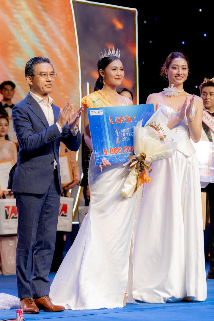 Nữ sinh Nguyễn Thị Tuyết Nhung đăng quang Hoa khôi Miss HUTECH 2023 274