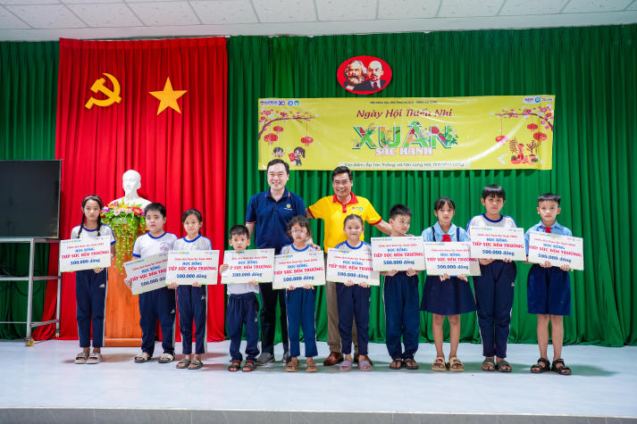 Xuân sắc xanh 2026: Sinh viên HUTECH mang Tết yêu thương đến với người dân Vĩnh Long 79