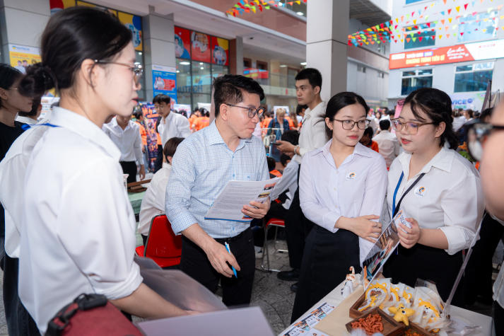 [Video] Sinh viên Marketing - Kinh doanh quốc tế “thiết kế” trải nghiệm, kiến tạo giá trị cho khách hàng 61