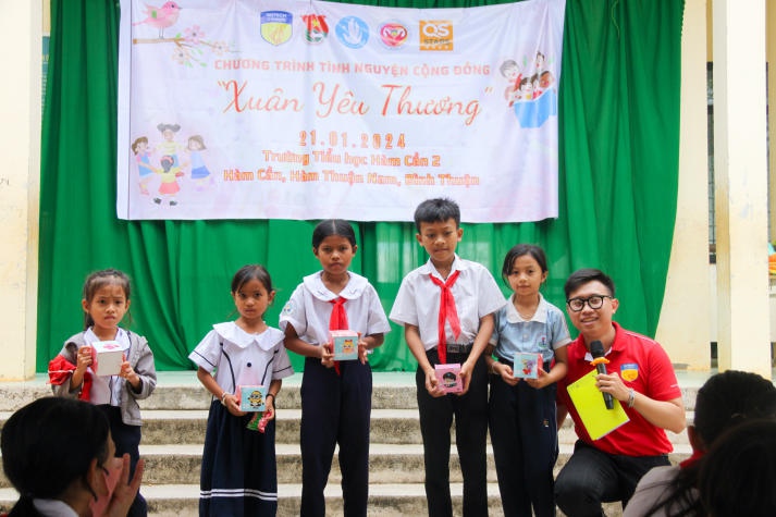 CLB Tình nguyện cộng đồng (CVC) HUTECH mang “Xuân yêu thương” đến các em học sinh tỉnh Bình Thuận 124