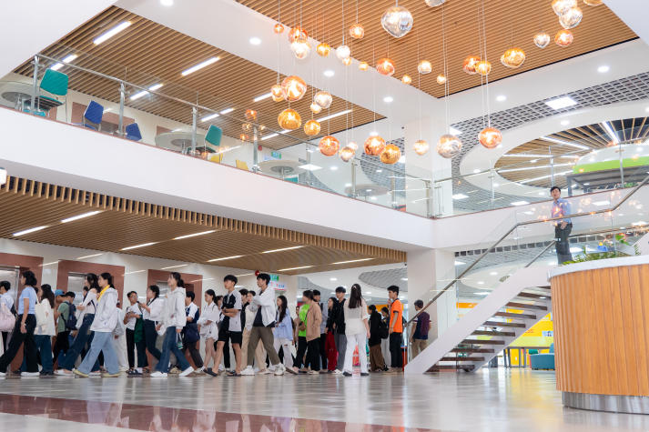 HUTECH chào đón gần 500 học sinh khám phá không gian học tập hiện đại và cơ hội học bổng hấp dẫn 30