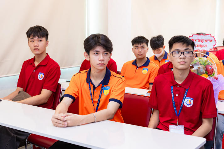 Sinh viên Viện Kỹ thuật tiếp cận quy trình sản xuất và công nghệ vi sinh tại Nhà máy Yakult Việt Nam 47