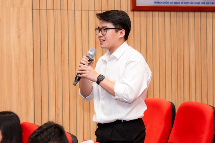 [Video] Hơn 300 sinh viên HUTECH “săn vé” thực tập tại Sacombank 44