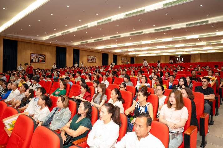 “Chủ động thích nghi, không ngừng làm mới chính mình và hãy tiếp tục mơ những giấc mơ lớn!” 71