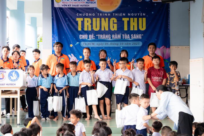 Sinh viên Viện Kỹ thuật gửi Trung thu yêu thương đến với trẻ em trường tình thương 60
