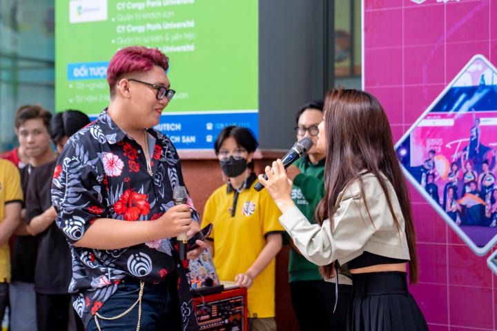 Ca sĩ Hà Nhi khuấy đảo sân trường HUTECH qua buổi chào đón thành viên mới của CLB Keiko 36