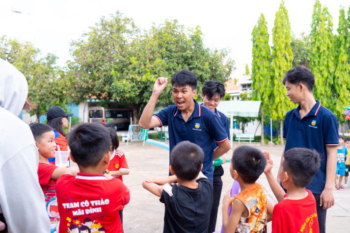 Lan tỏa yêu thương ngày 01/6, sinh viên HUTECH mang niềm vui đến trẻ em Làng Thiếu niên Thủ Đức 53