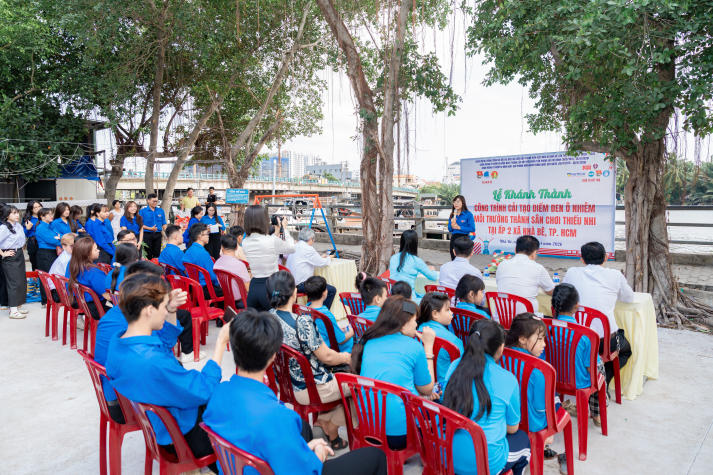 Sinh viên Khoa Marketing - Kinh doanh quốc tế góp sức “thay áo mới” cho khu vực ô nhiễm, tạo sân chơi an toàn cho trẻ em 53