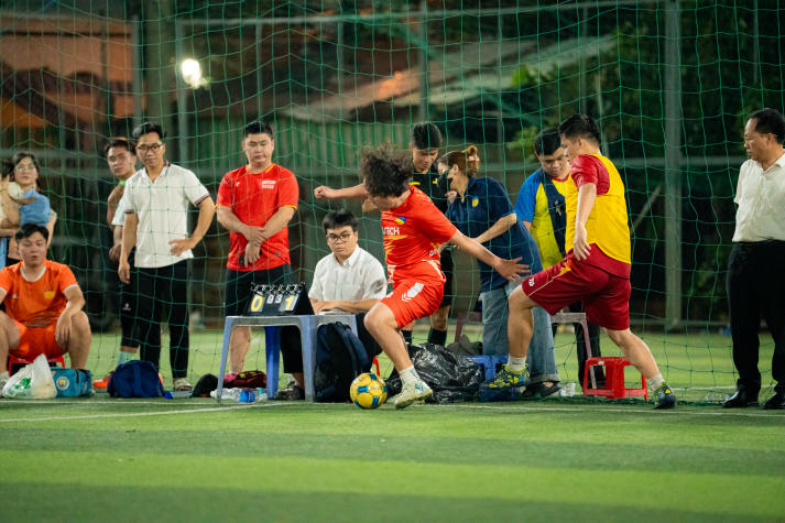 [Hội thao CB-GV-NV HUTECH 2025] Nảy lửa vòng Tứ kết bóng đá nam, 04 cái tên xuất sắc lộ diện vào Bán kết 112